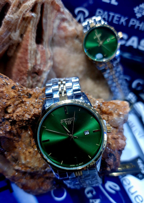 ساعت ست زنانه مردانه برند seiko vip تک موتوره دارای تقویم روز شمار بند استیل ،رنگ صفحه سبز زمردی فوق العاده زیبا و شیک ،