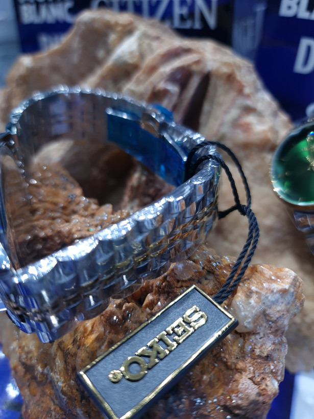 ساعت ست زنانه مردانه برند seiko vip تک موتوره دارای تقویم روز شمار بند استیل ،رنگ صفحه سبز زمردی فوق العاده زیبا و شیک ،